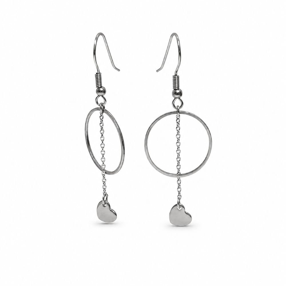 Boucles d'oreilles Calyssa en acier inoxydable argenté avec anneau et cœur suspendu.