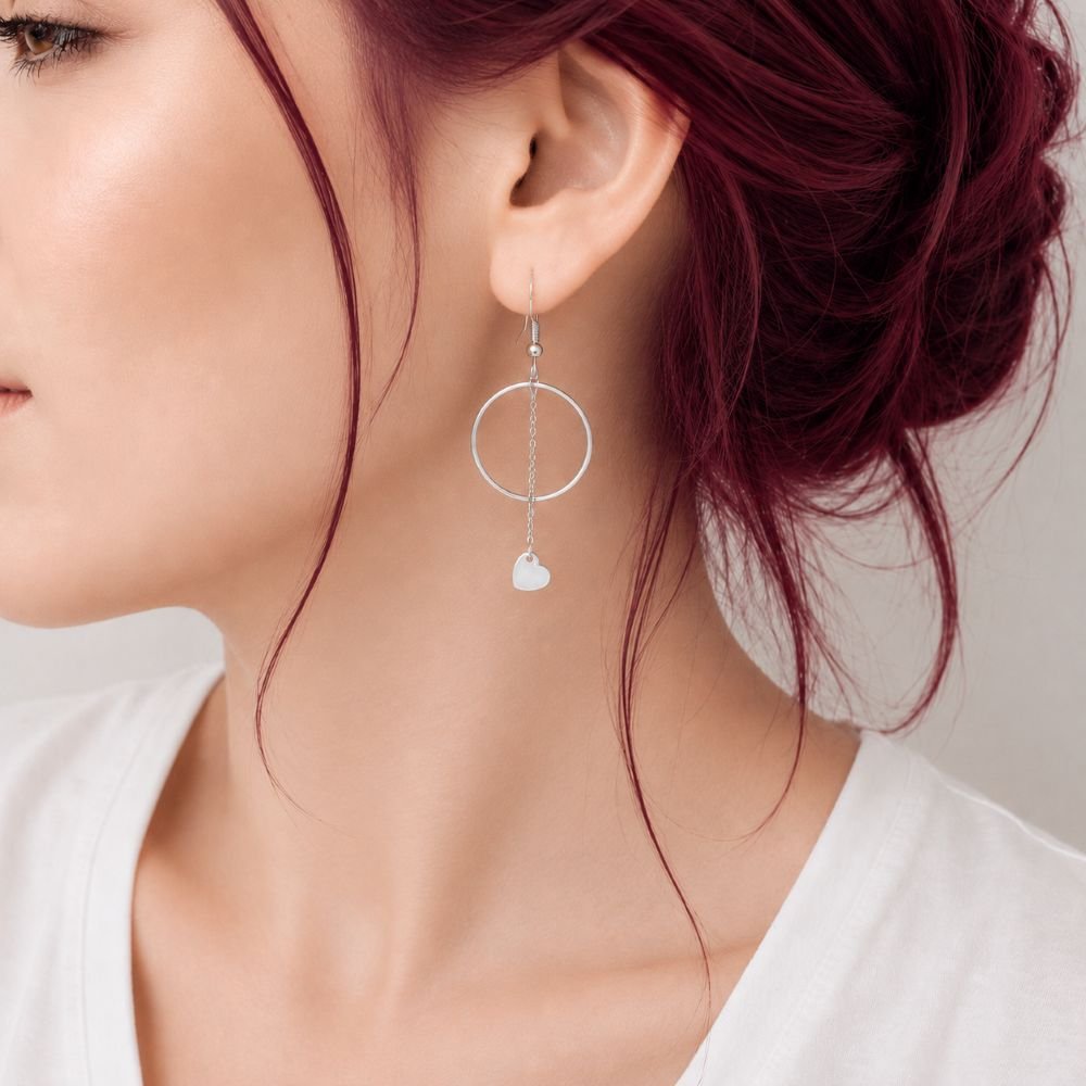 Boucles d'oreilles Calyssa en acier inoxydable argenté avec anneau et cœur suspendu.