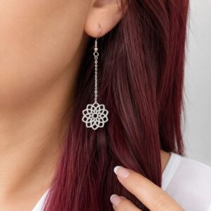 Boucles d'oreilles Flora en acier inoxydable argenté avec pendentif fleur ajourée.