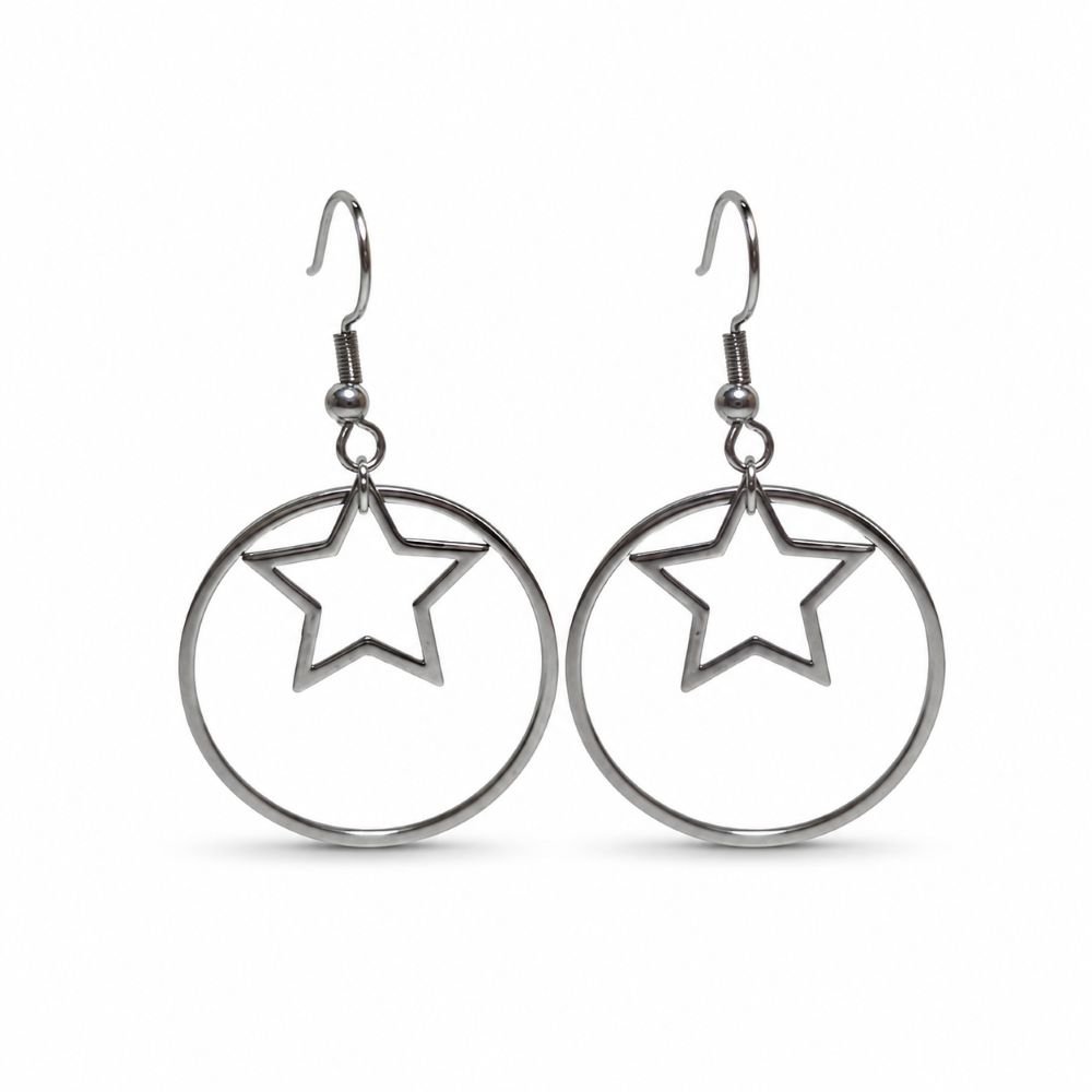 Boucles d'oreilles Evora en acier inoxydable argenté avec anneau et étoile suspendue.
