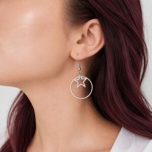 Boucles d'oreilles Evora en acier inoxydable argenté avec anneau et étoile suspendue.