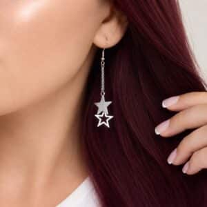 Boucles d'oreilles Double Étoile Emilia en acier inoxydable argenté avec deux étoiles suspendues.