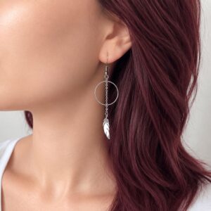 Boucles d'oreilles Plume Paula en acier inoxydable argenté avec anneau et pendentif plume.