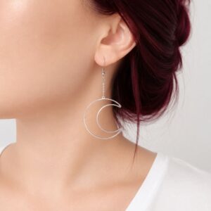 Boucles d'oreilles Lune Liora en acier inoxydable argenté avec pendentif croissant de lune.