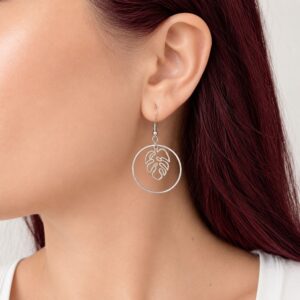 Boucles d'oreilles Mila en acier inoxydable argenté avec pendentif feuille Monstera.