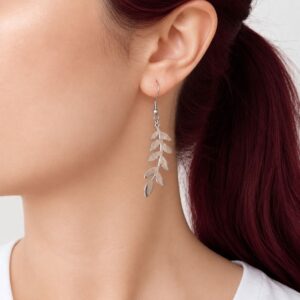 Boucles d'oreilles Feuille Lorina en acier inoxydable argenté avec pendentif feuille ajourée.