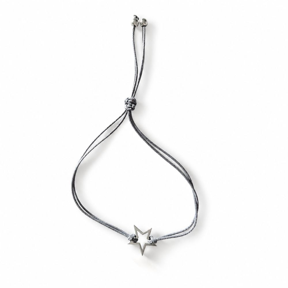 Bracelet Elina avec étoile en acier inoxydable argenté sur cordon gris ajustable.