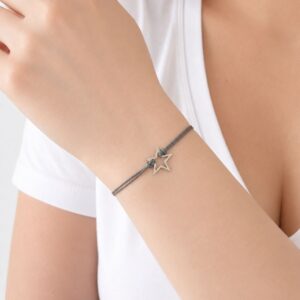 Bracelet Elina avec étoile en acier inoxydable argenté sur cordon gris ajustable.