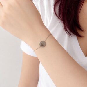 Bracelet soleil femme Soraya en acier inoxydable argenté porté au poignet