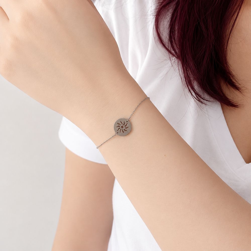 Bracelet soleil femme Soraya en acier inoxydable argenté porté au poignet