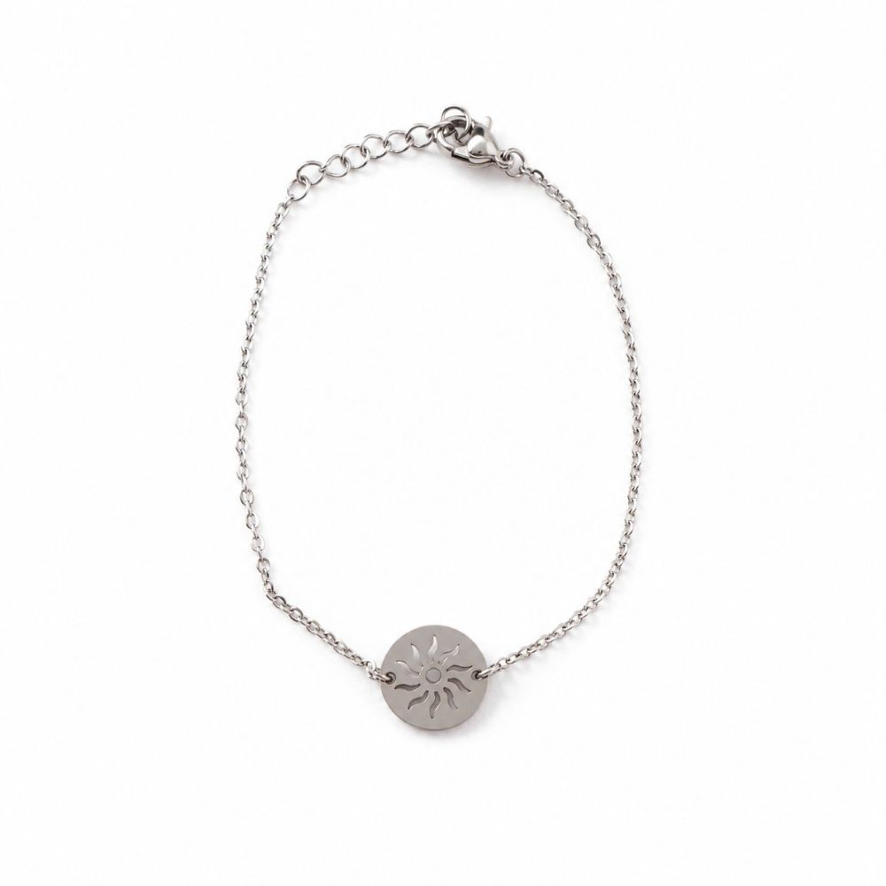Bracelet soleil femme Soraya en acier inoxydable argenté porté au poignet