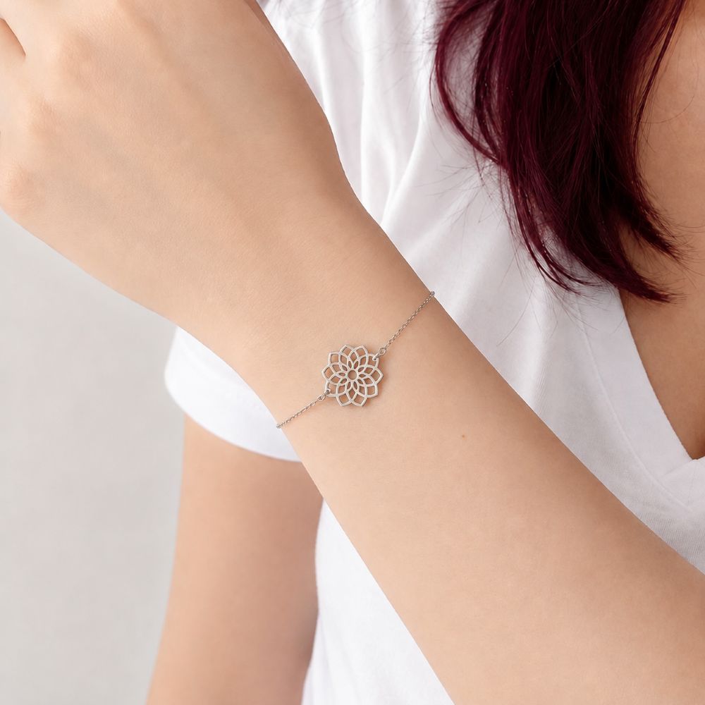 Bracelet Flora fleur en acier inoxydable argenté avec fermoir mousqueton.