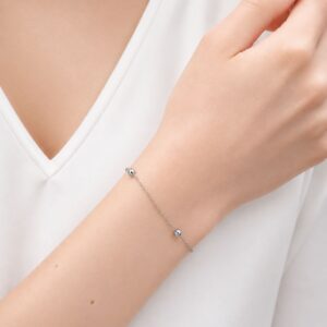 Bracelet chaîne fine femme Clara en acier inoxydable argenté porté au poignet