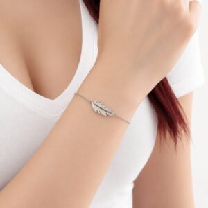 Bracelet plume femme Paola en acier inoxydable argenté porté au poignet