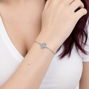 Bracelet Ariana arbre de vie en acier inoxydable argenté porté au poignet