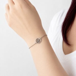 Bracelet Aurora arbre de vie en acier inoxydable argenté porté au poignet
