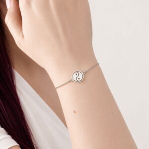 Bracelet Yana Yin Yang en acier inoxydable argenté porté au poignet