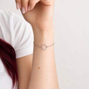 Bracelet Calira avec pendentif chat en acier inoxydable argenté porté au poignet