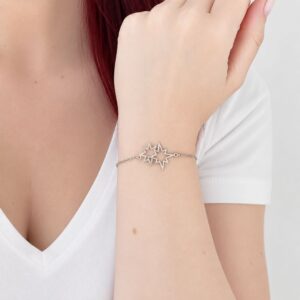 Bracelet Elora double étoile en acier inoxydable argenté porté au poignet