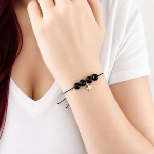 Bracelet Aurora arbre de vie en acier inoxydable argenté porté au poignet