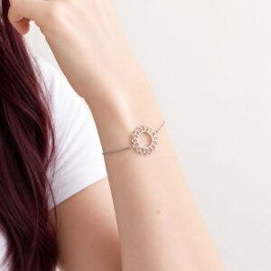 Bracelet Tania avec pendentif tournesol en acier inoxydable argenté porté au poignet
