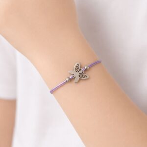 Bracelet enfant papillon Pina Minia en acier inoxydable argenté avec cordon violet ajustable.