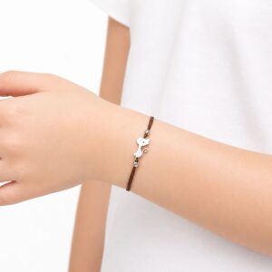 Bracelet Carla Minia enfant avec chat en acier inoxydable sur cordon marron ajustable.