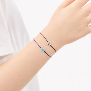 Bracelet enfant Lune Lumineuse Lara Minia en acier inoxydable avec lune phosphorescente et cordon ajustable.