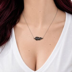 Collier Paola en acier inoxydable argenté avec pendentif plume.