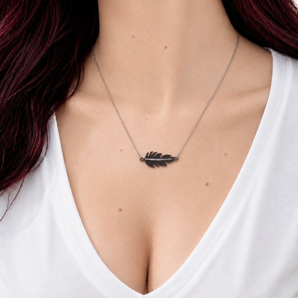 Collier Paola en acier inoxydable argenté avec pendentif plume.