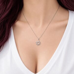Collier Soleil Sïra en acier inoxydable argenté avec pendentif soleil.