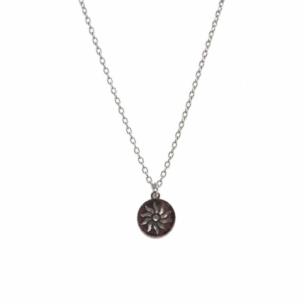 Collier Soleil Séléna en acier inoxydable argenté avec pendentif soleil.