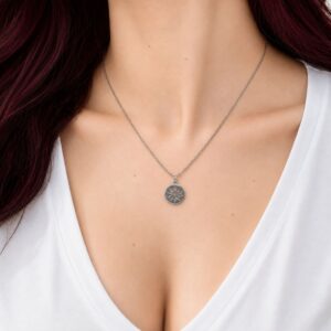 Collier Soleil Séléna en acier inoxydable argenté avec pendentif soleil.