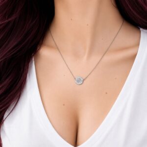 Ras de Cou Soraya en acier inoxydable argenté avec pendentif soleil.