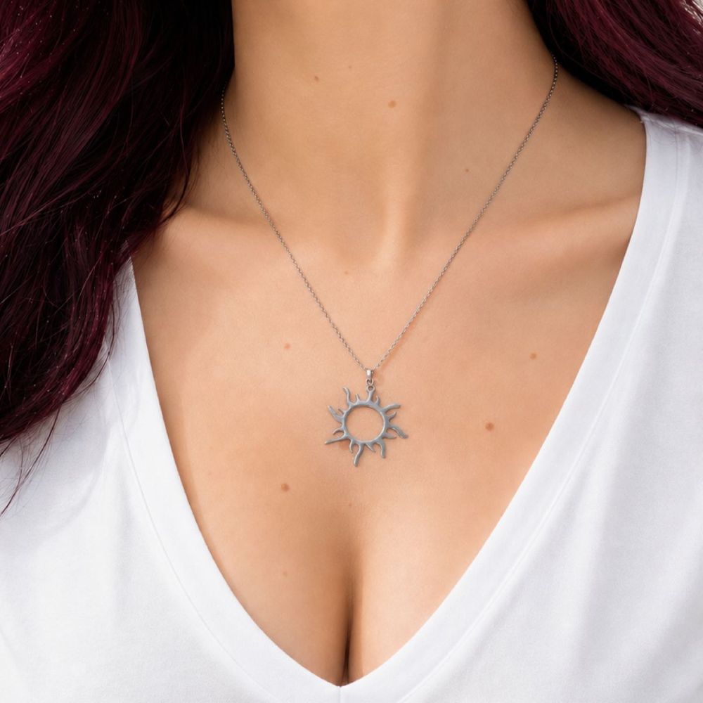 Collier Sora en acier inoxydable argenté avec pendentif soleil.
