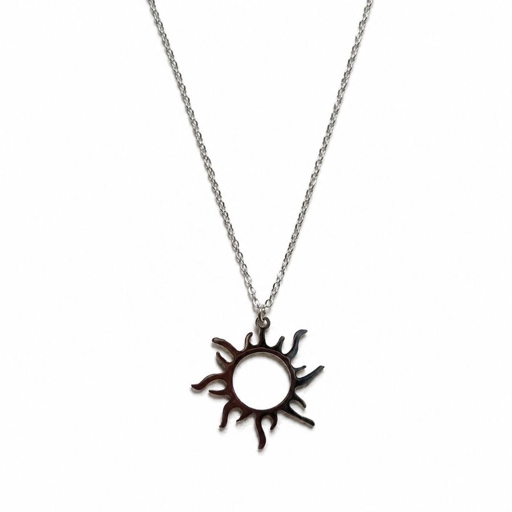 Collier Sora en acier inoxydable argenté avec pendentif soleil.
