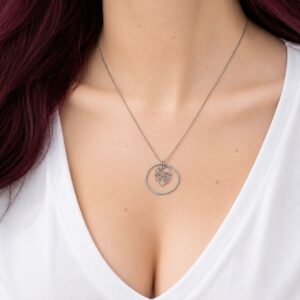 Collier Mila en acier inoxydable argenté avec pendentif feuille Monstera dans un cercle.