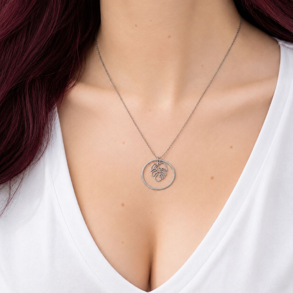 Collier Mila en acier inoxydable argenté avec pendentif feuille Monstera dans un cercle.