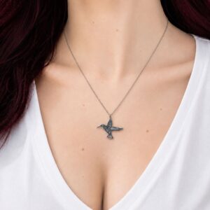 Collier Ciana en acier inoxydable argenté avec pendentif colibri et chaîne ajustable.