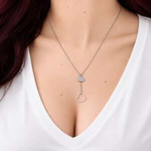 Collier Cécilia en acier inoxydable argenté avec deux pendentifs cœur et chaîne ajustable.