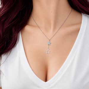 Collier Émilia en acier inoxydable argenté avec double pendentif étoile et chaîne ajustable.