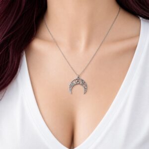 Collier Lune Léna en acier inoxydable argenté avec pendentif croissant de lune et chaîne ajustable.