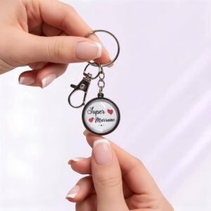 Porte-clé Super Marraine cœur en acier inoxydable argenté avec cabochon en verre.