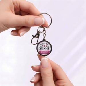 Porte-clé « Je suis une super assistante maternelle » avec cabochon en verre argenté.