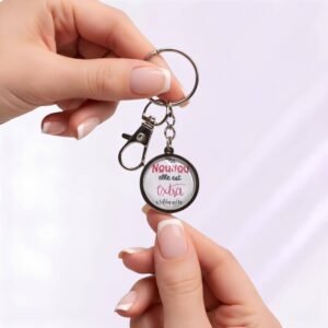 Porte-clé « Ma nounou est extra ordinaire » avec cabochon en verre argenté.