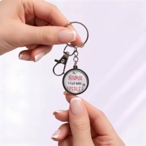 Porte-clé « Ma nounou est une perle » avec cabochon en verre argenté.