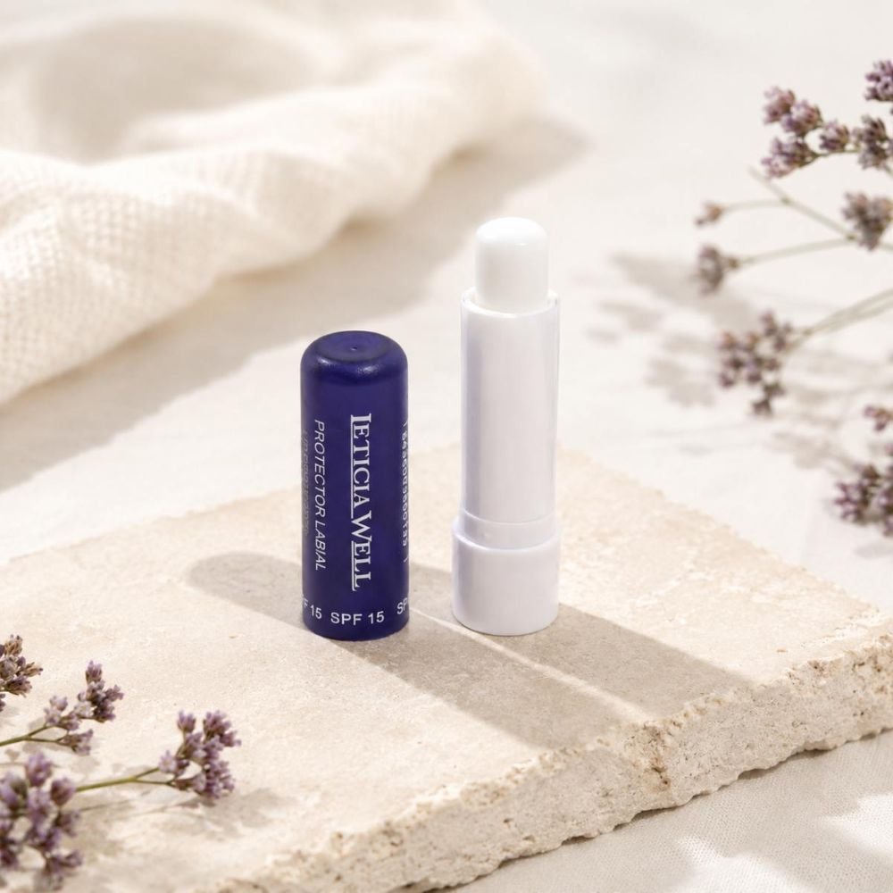 Baume à lèvres prune SPF 15 hydratant en stick 4,8 g.