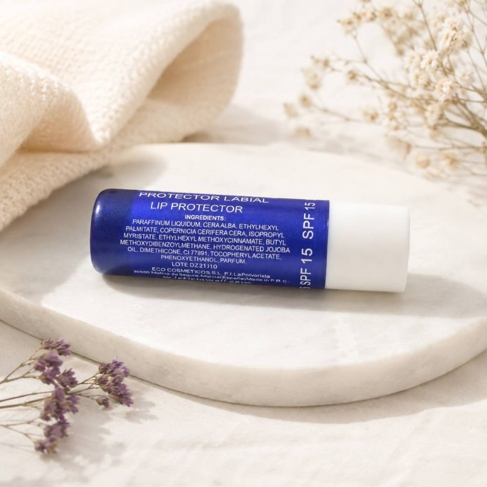 Baume à lèvres prune SPF 15 hydratant en stick 4,8 g.