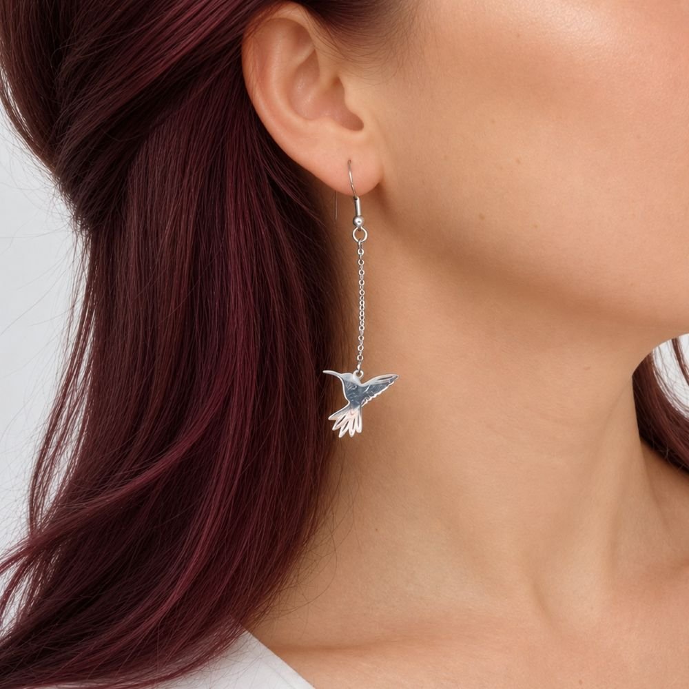 Boucles d'oreilles Ciana en acier inoxydable argenté avec pendentif colibri.