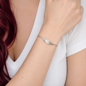 Bracelet plume femme Paula en acier inoxydable argenté porté au poignet